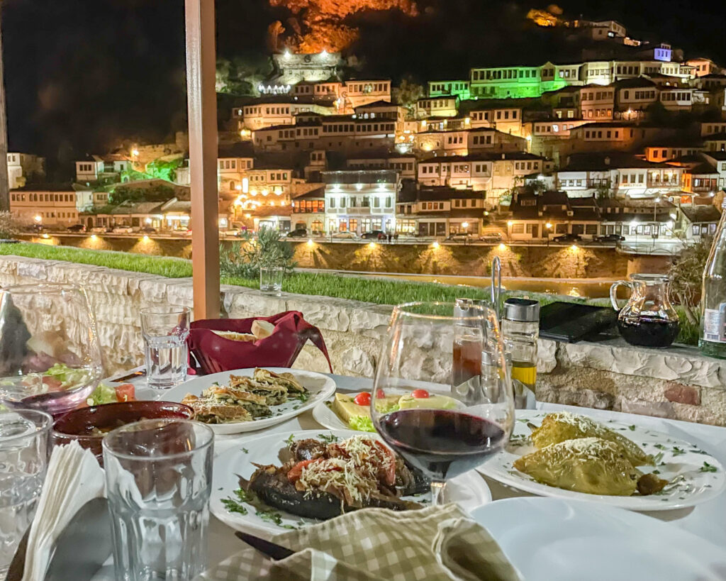 restauracje w Berat (Antigoni) i widok na Mangalem