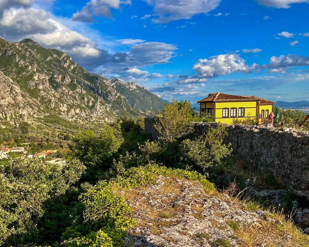 widok z hotelu Emiliano - ten żółty domek