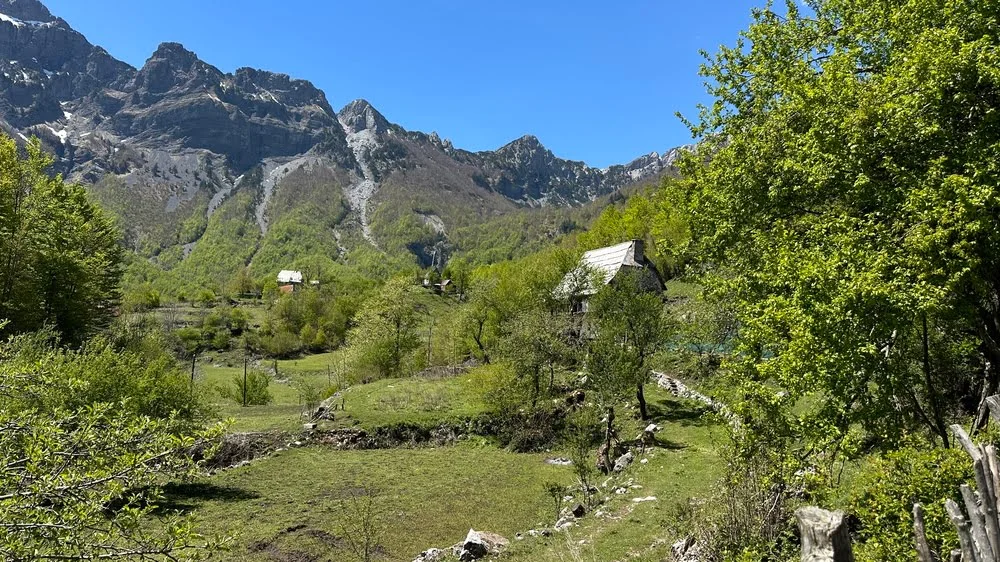 Dolina Valbone, kamienne domy w Górach Przeklętych