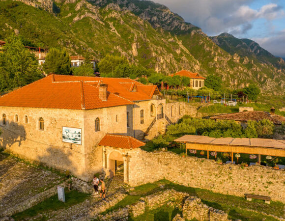 Wycieczka do kruji z jeziora Bovilla