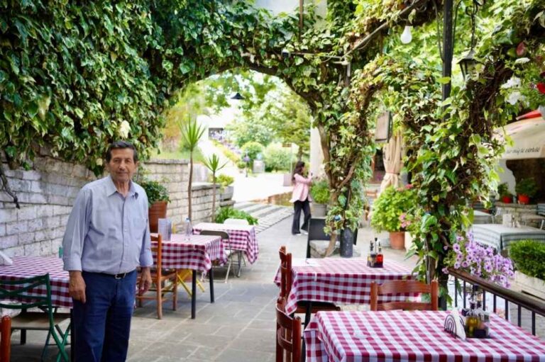 właściciel restauracji w Gjirokastra
