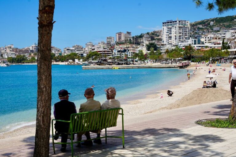 Albańczycy relaksujący się przy promenada Saranda