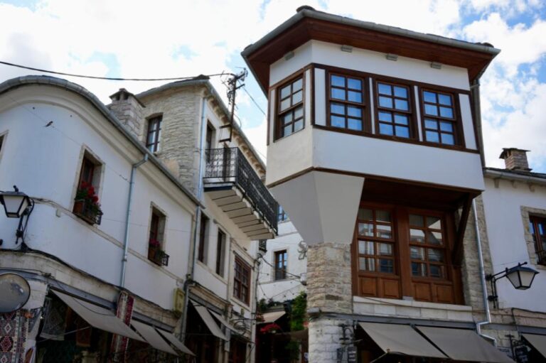 Typowy przykład architektury osmańskiej w Gjirokastrze – dom z wystającym wykuszem, zwanym „çardak”, który pozwalał dawnym mieszkańcom obserwować ulicę, zachowując prywatność.