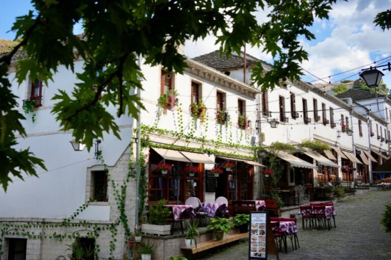 boczna uliczka stare miasto Gjirokaster